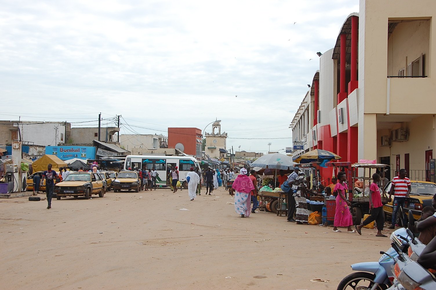 Rue principale de Kaolack au Sénégal