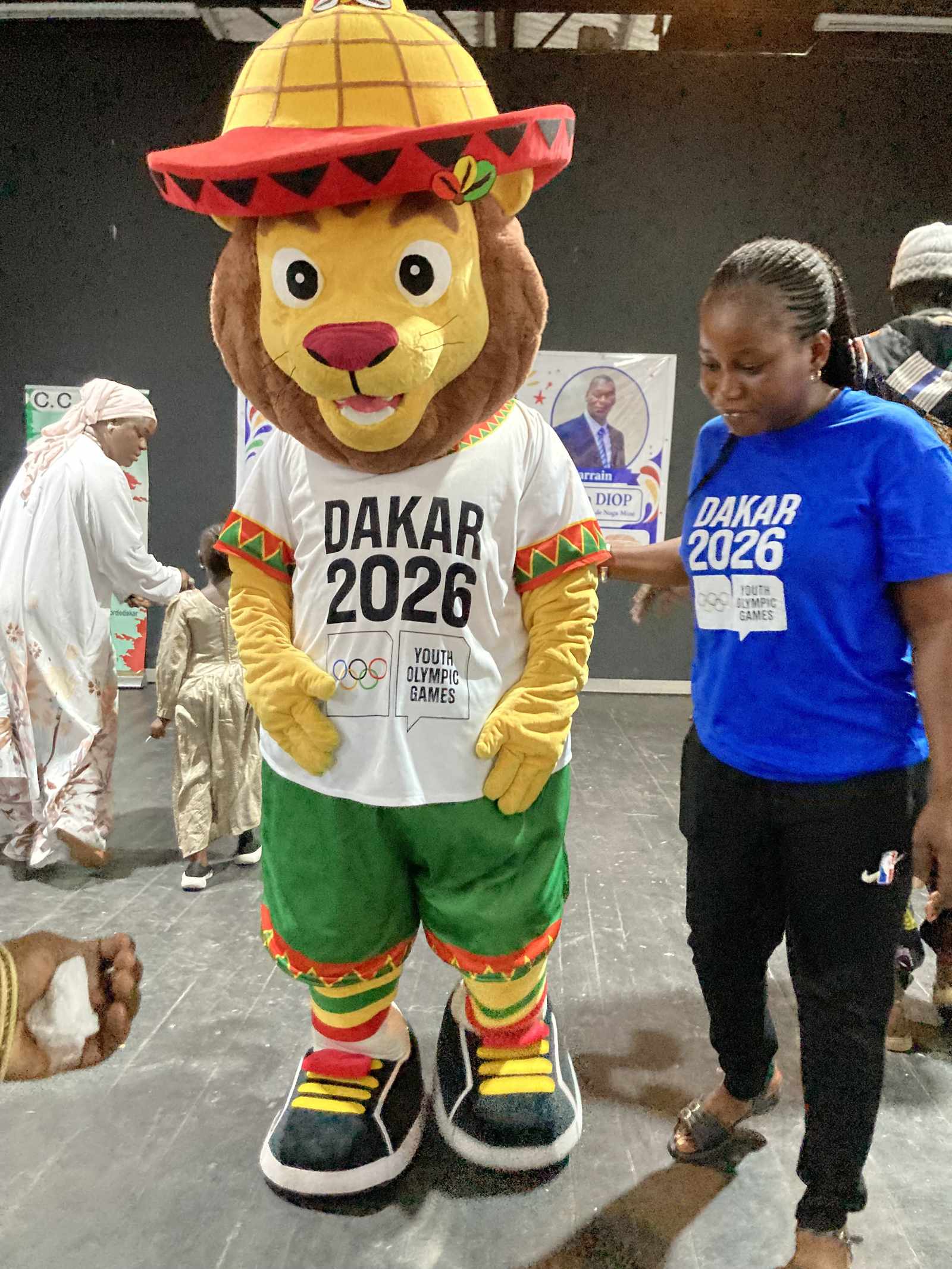 Mascotte des JOJ Dakar 2026 portant un t-shirt Youth Olympic Games