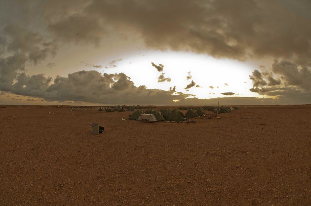 Ciel chargé de nuages d'orage au-dessus d'un paysage africain