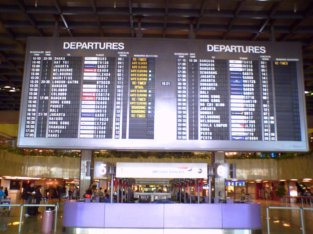 Panneau d'affichage des vols au départ dans un aéroport
