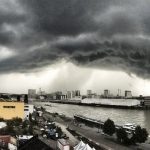 Nuage d'orage sombre approchant au-dessus d'une ville