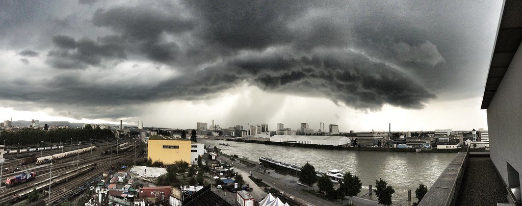 Nuage d'orage sombre approchant au-dessus d'une ville