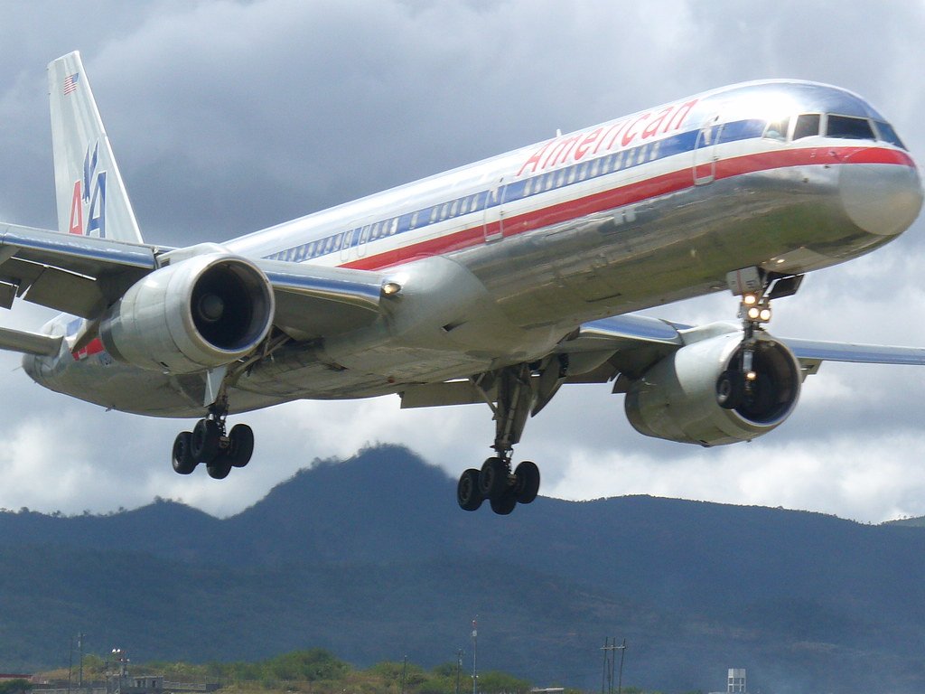 Avion de ligne en phase d'atterrissage