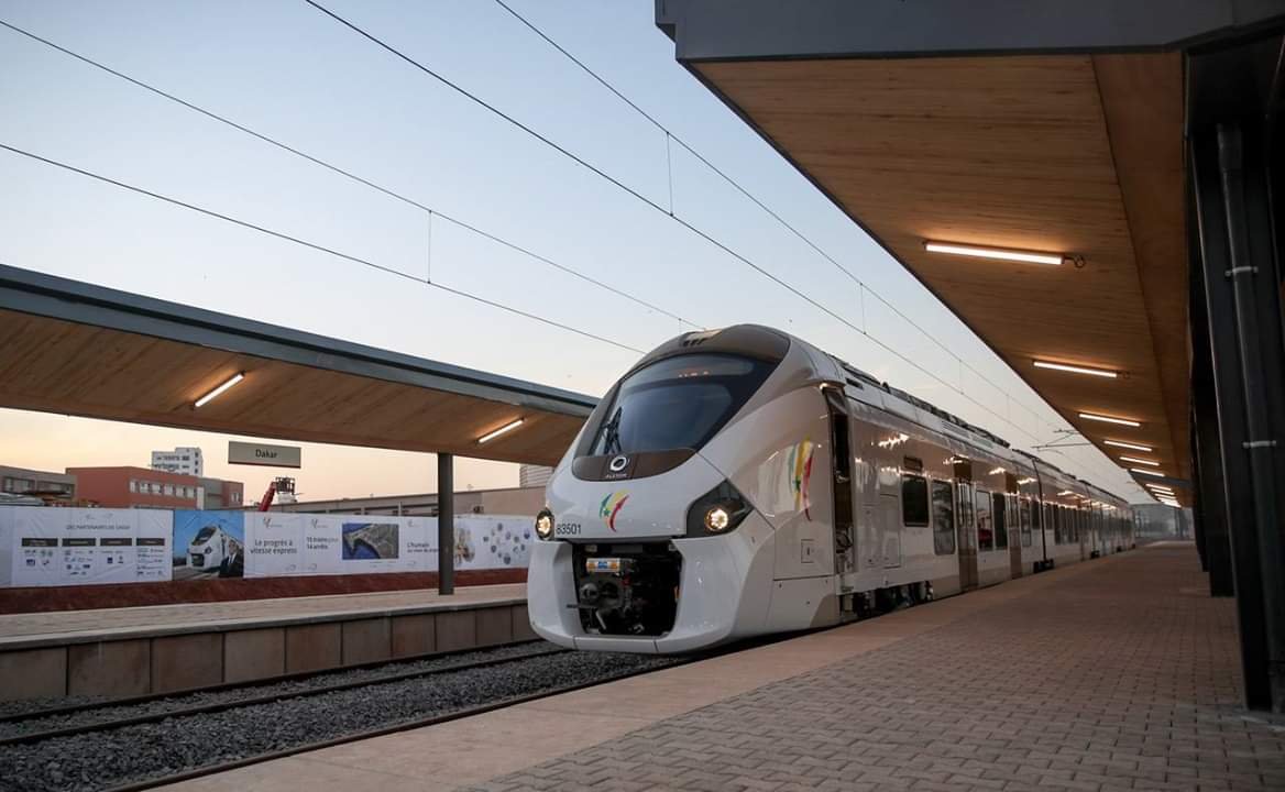 Rame du TER (Train Express Régional) à quai en gare de Dakar