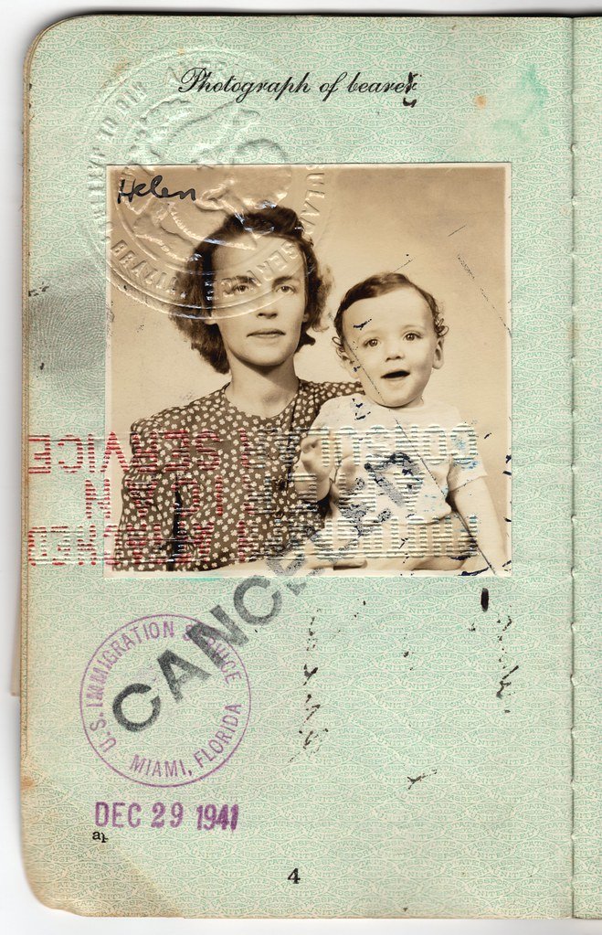 Ancien passeport ouvert avec photo et tampon