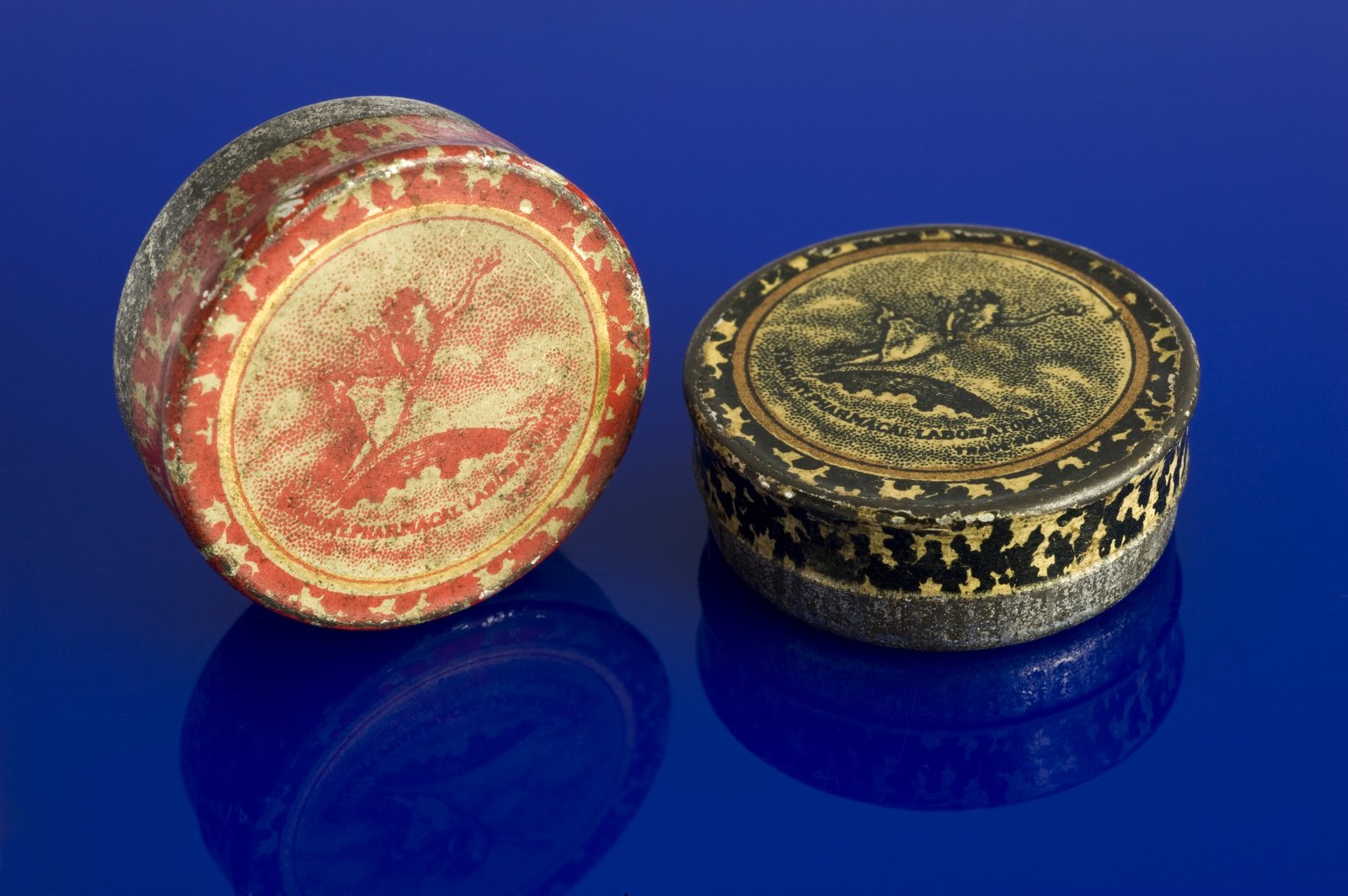 Deux boîtes à pilules métalliques anciennes