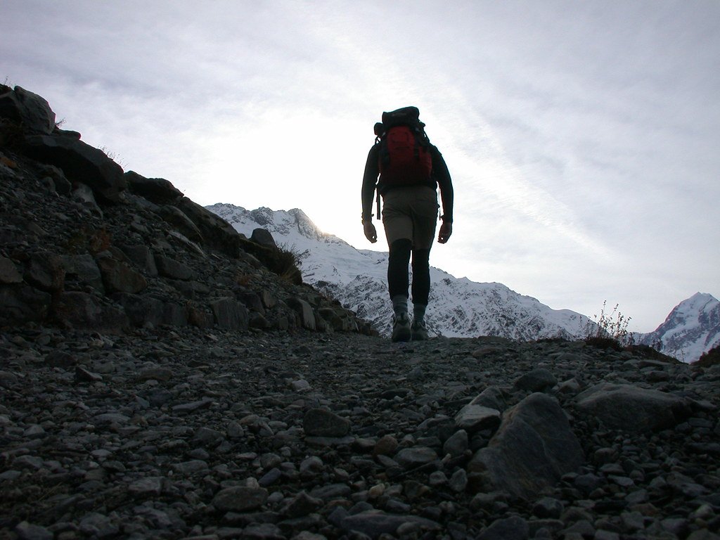Voyageur avec un sac à dos léger en randonnée