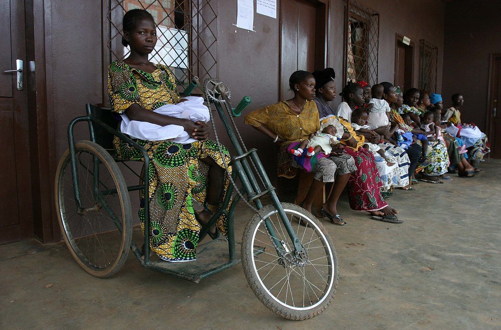 Mères et enfants dans la salle d'attente d'une clinique en Afrique de l'Ouest