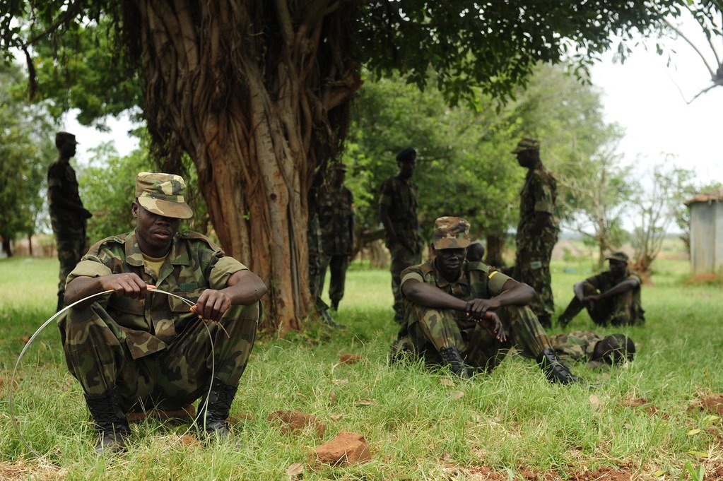 Militaires en tenue de sécurité sous un arbre en Afrique