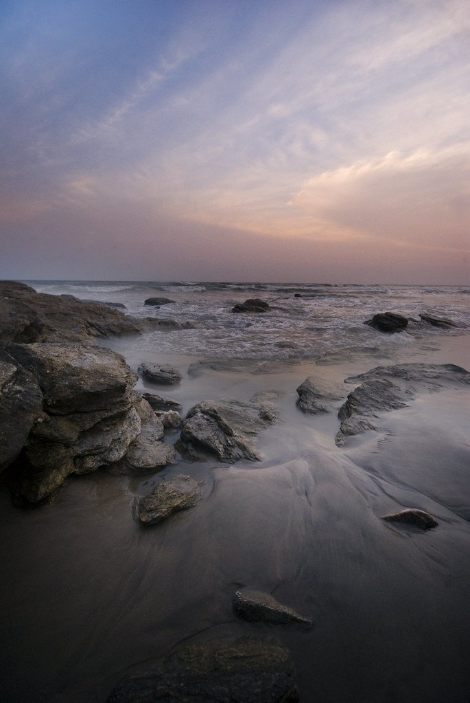 Littoral rocheux au coucher du soleil en Afrique de l'Ouest