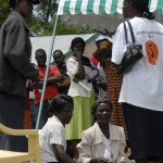 Mère et enfant lors d'une consultation médicale sous tente en Afrique