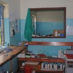 Intérieur d'une pharmacie/clinique avec étagères de médicaments