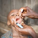 Enfant recevant une dose de vaccin oral en Afrique de l'Ouest