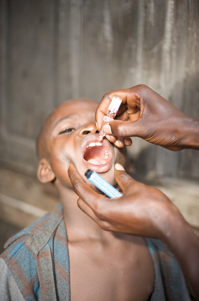 Enfant recevant une dose de vaccin oral en Afrique de l'Ouest