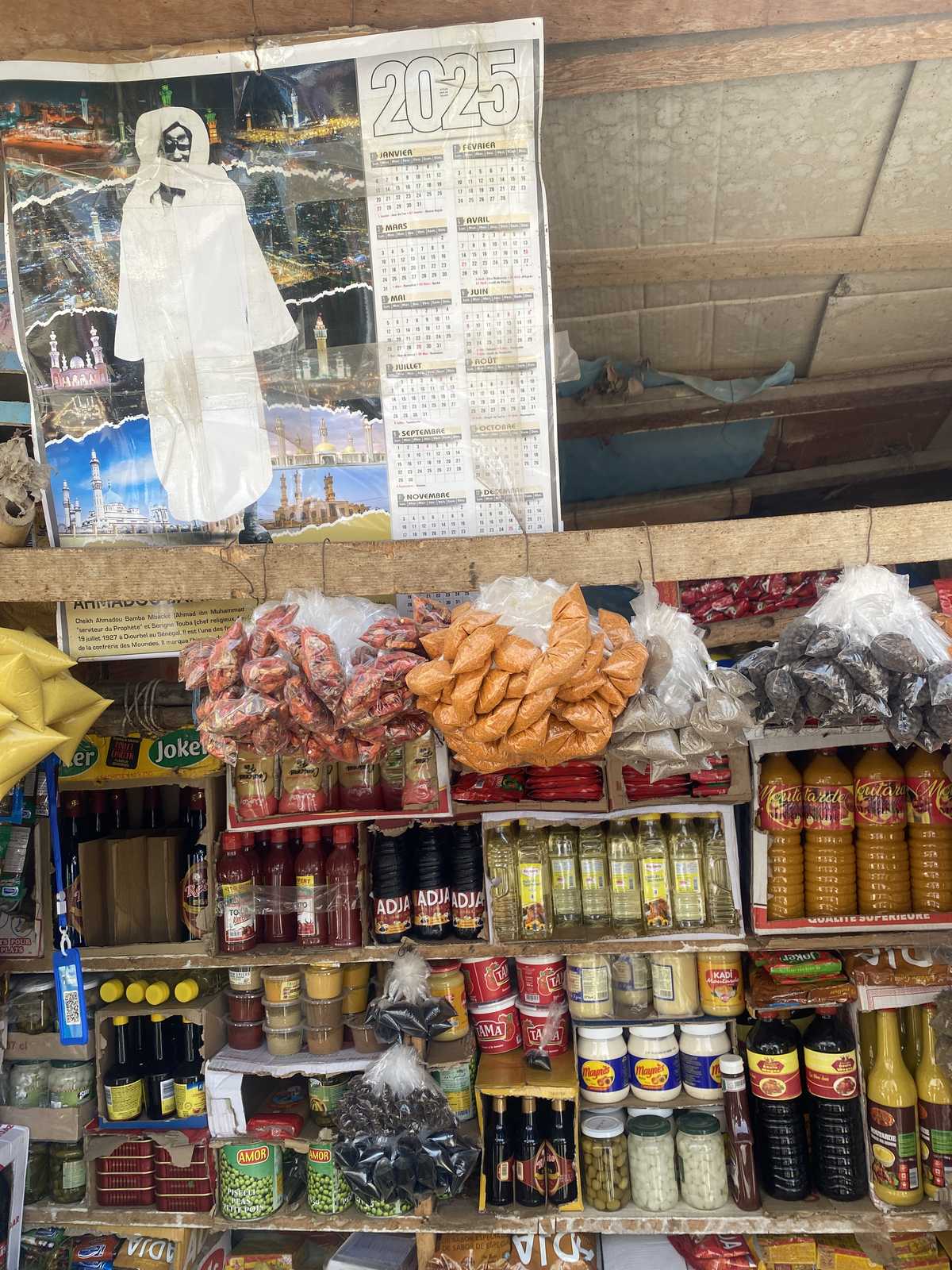 Étal d'une épicerie de marché au Sénégal