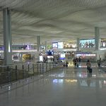 Hall moderne d'un terminal d'aéroport