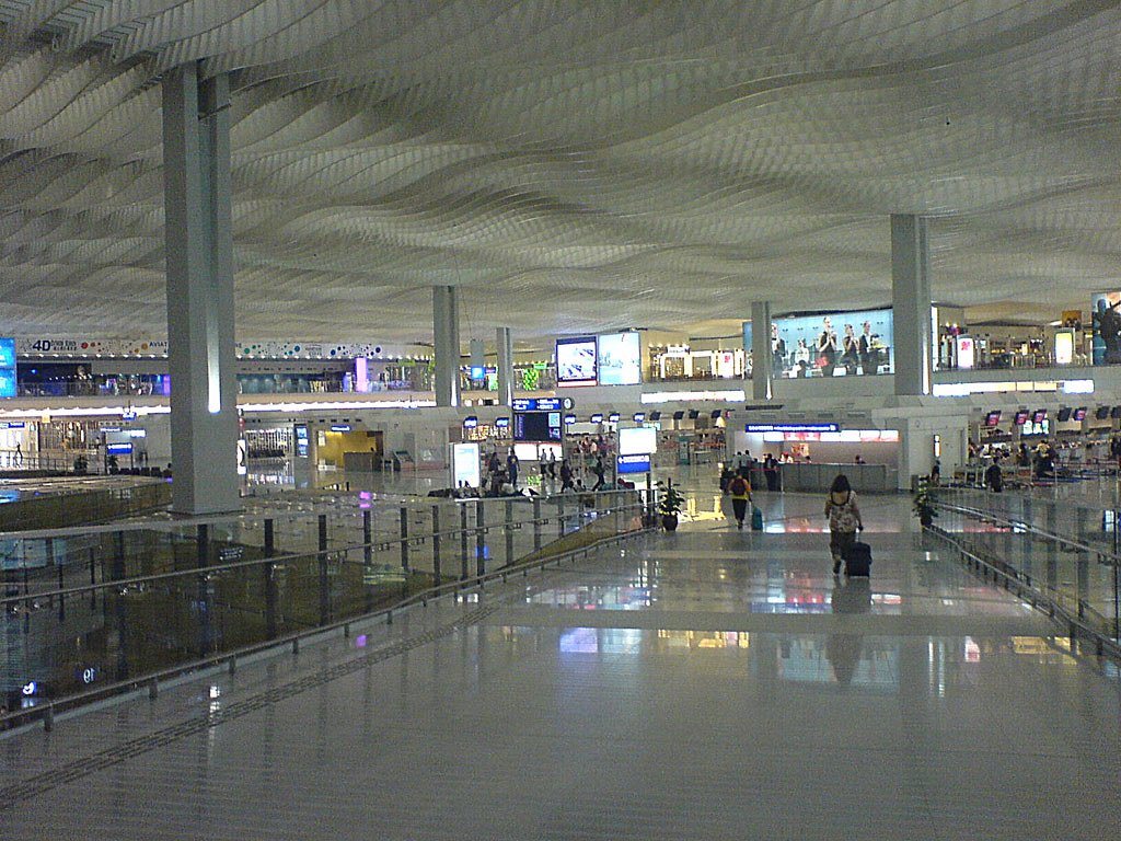 Hall moderne d'un terminal d'aéroport