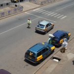 Vue aérienne de taxis à une intersection au Sénégal