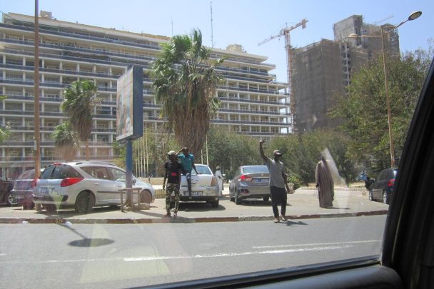 Place de lIndépendance a Dakar, immeubles du Plateau et rue animee