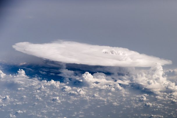 Cumulonimbus géant, nuage orageux au-dessus de lAfrique, vu depuis la Station spatiale internationale