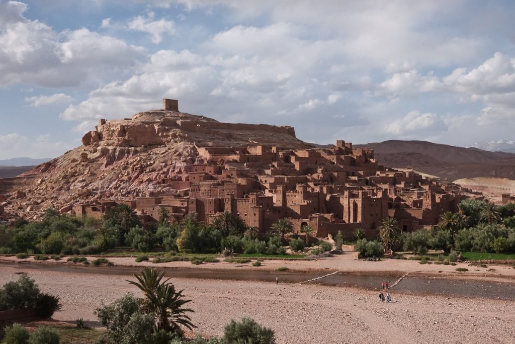 Vue d'ensemble du ksar d'Aït Benhaddou, au Maroc, avec ses bâtisses en pisé sur la colline