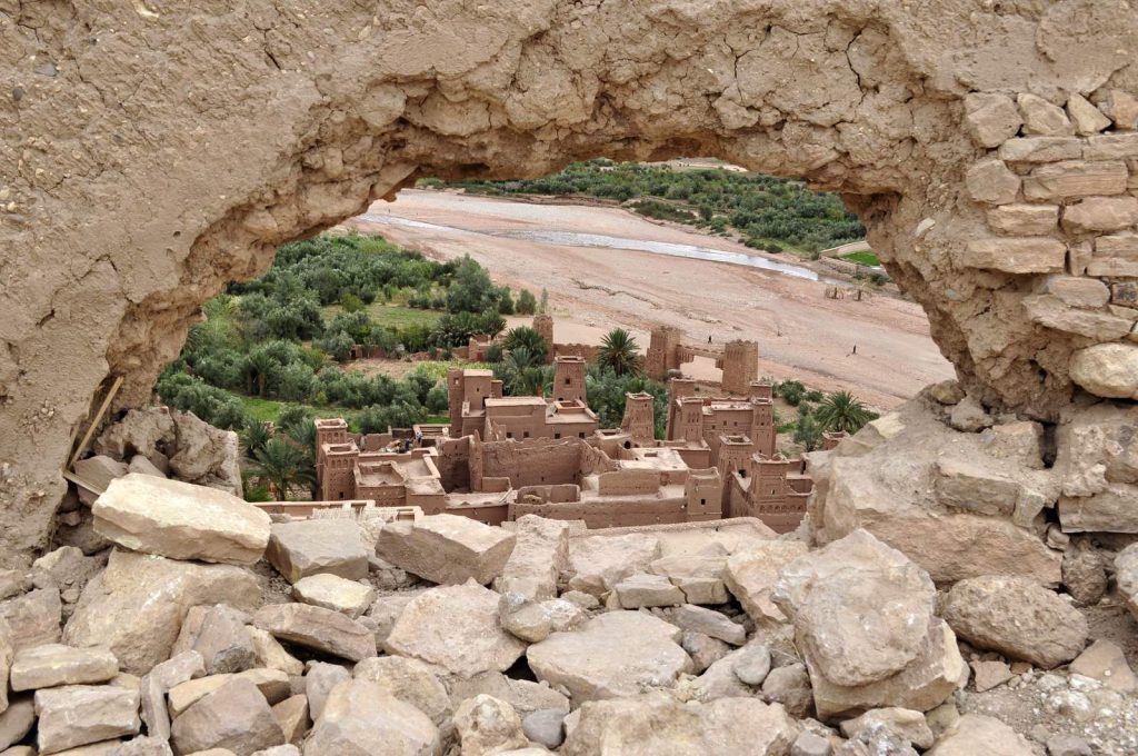 Vue depuis une ouverture en ruine sur le ksar d'Aït Benhaddou et la vallée