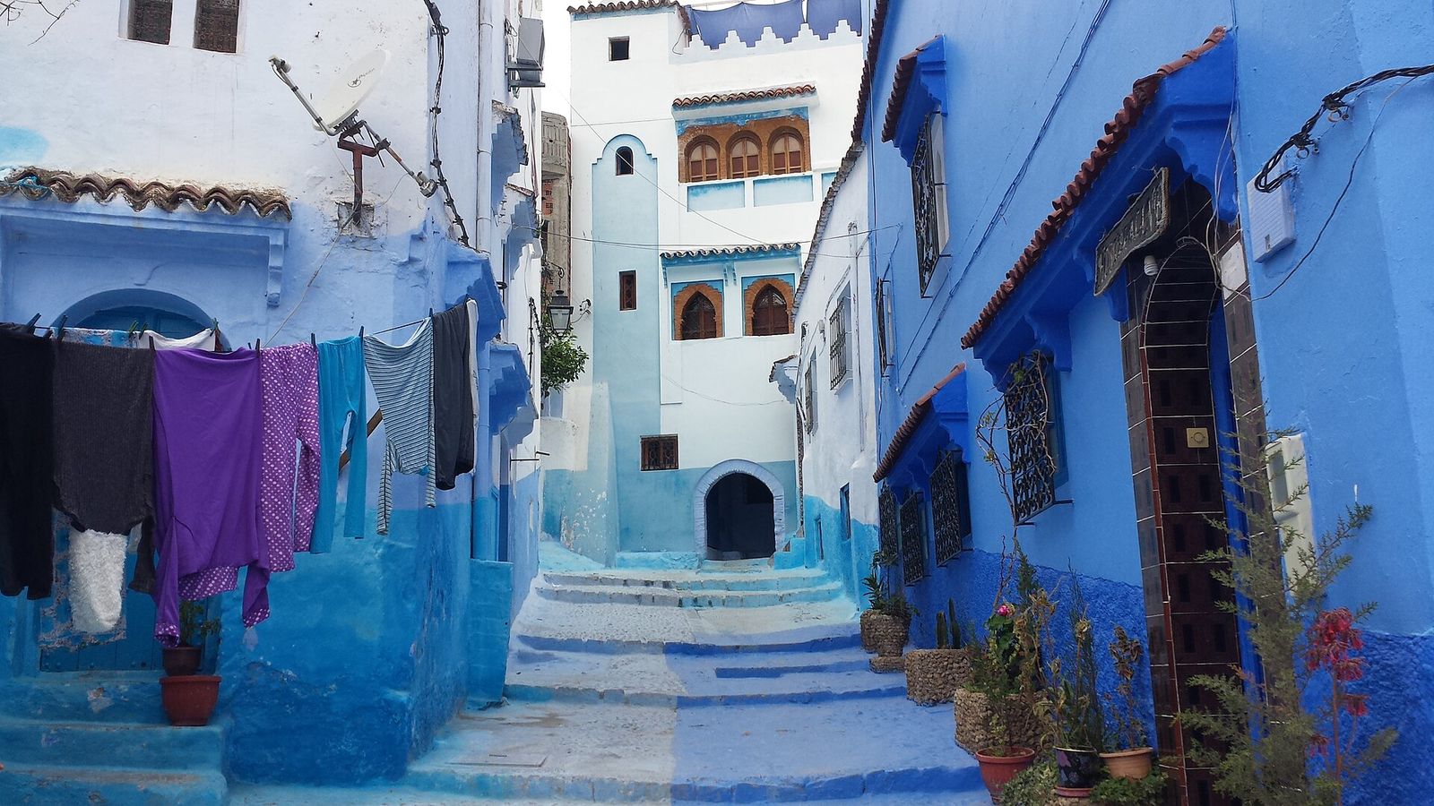 Ruelle aux murs peints en bleu dans la médina de Chefchaouen, au Maroc