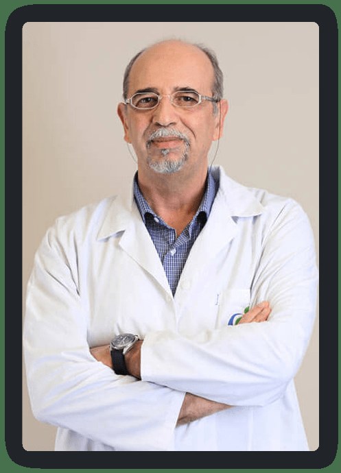 Médecin en blouse blanche, bras croisés, portrait studio avec fond neutre