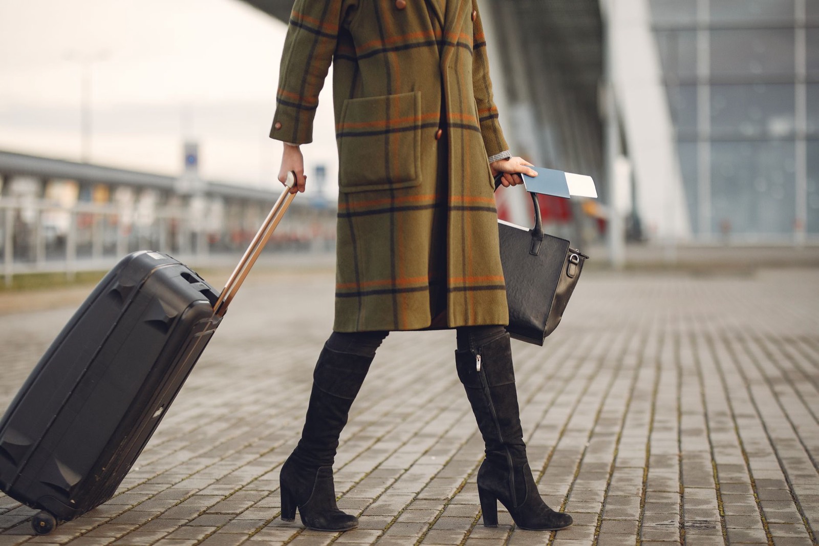Voyageuse avec sa valise à l'arrivée dans un aéroport