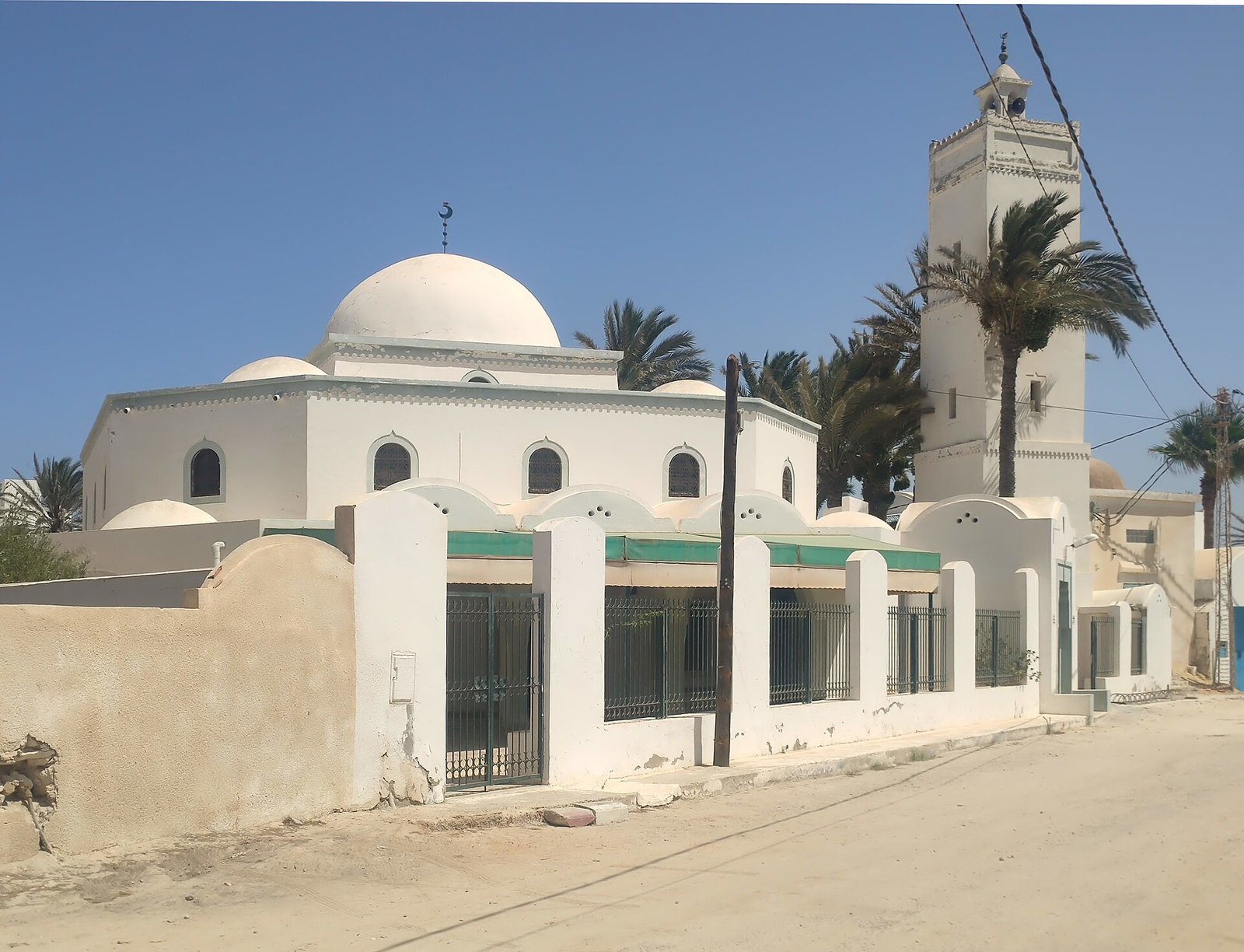 Mosquée blanche traditionnelle Sidi Mahrez sur l'île de Djerba, en Tunisie