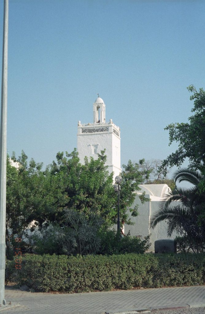 Minaret blanc d'une mosquée à Houmt Souk, Djerba