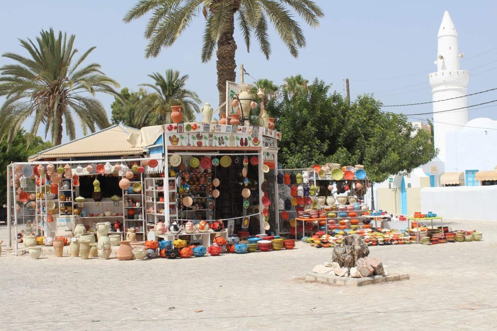 Étals de poteries colorées sur la place de Houmt Souk à Djerba