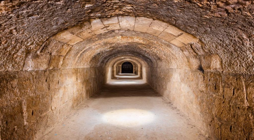 Galerie voûtée à l'intérieur de l'amphithéâtre romain d'El Jem