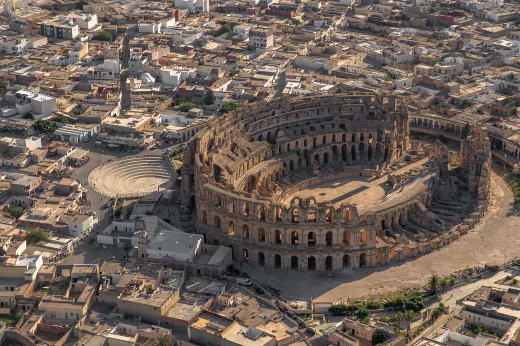 Vue aérienne de l'amphithéâtre d'El Jem au milieu de la ville
