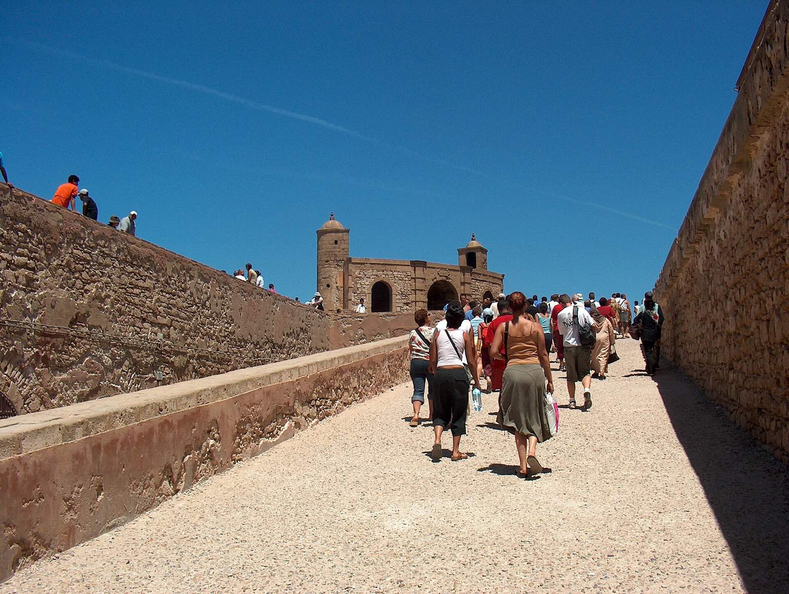 Chemin de ronde fortifié des remparts d'Essaouira, au Maroc