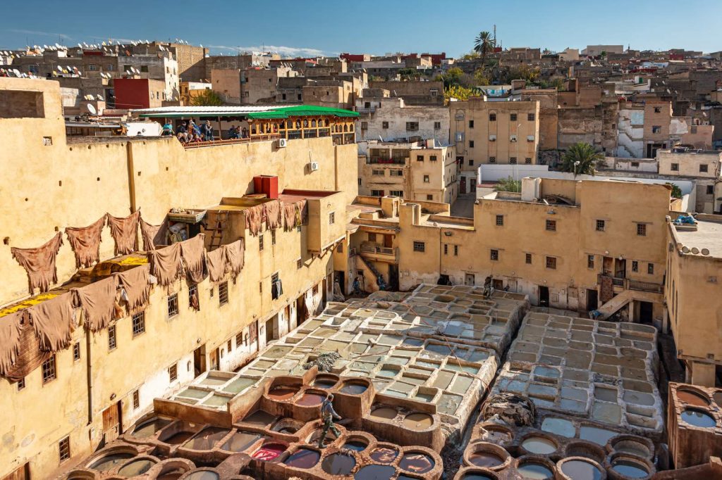 Cuves de teinture colorées de la tannerie Chouara à Fès vues d'en haut