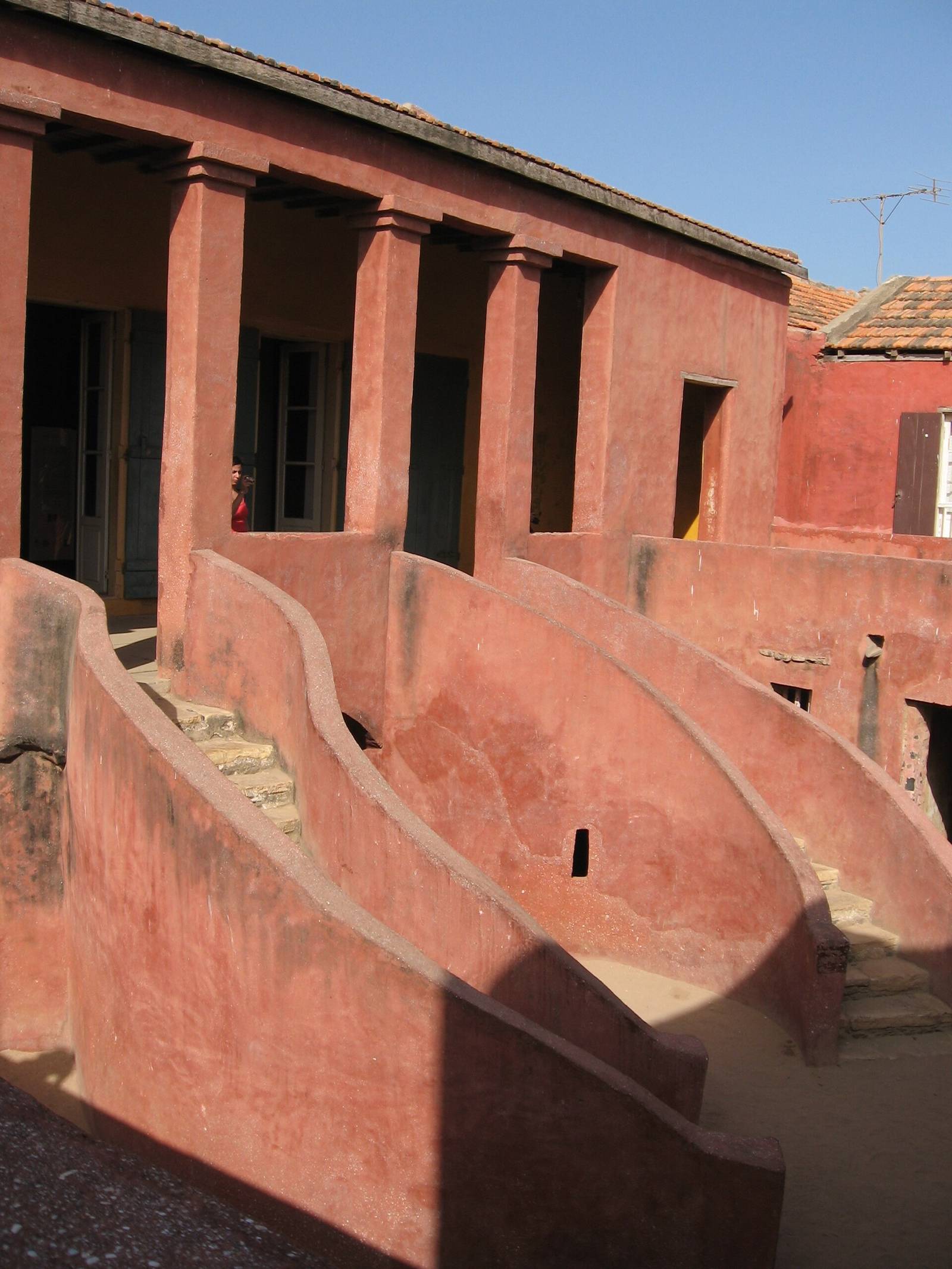 Escalier et façade ocre rouge de la Maison des esclaves sur l'île de Gorée, au Sénégal