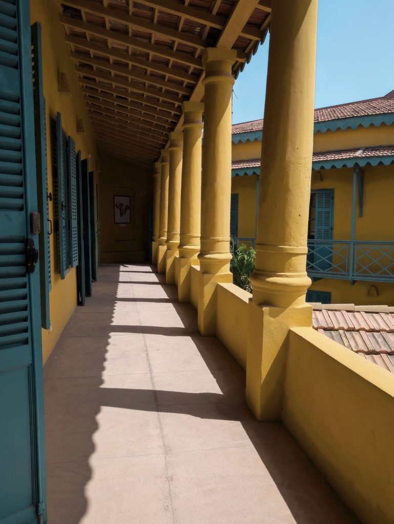 Balcon à colonnes jaunes de la Maison des esclaves à Gorée