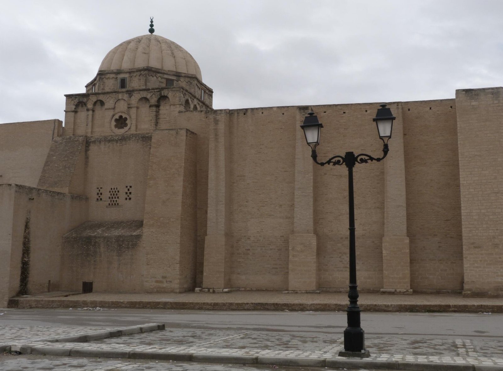 Dôme et murailles de la Grande Mosquée de Kairouan, l'un des lieux emblématiques de Tunisie
