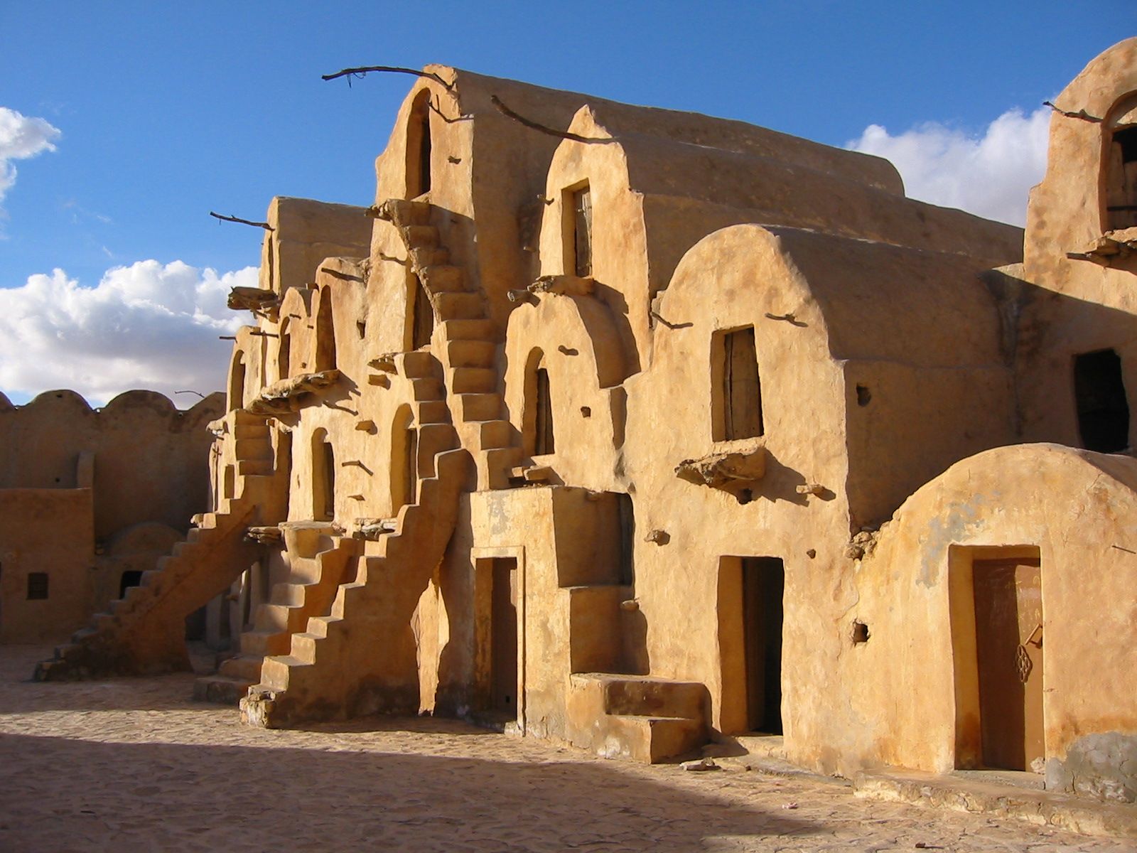 Ghorfas (greniers berbères) à étages du ksar Ouled Soltane, près de Tataouine, en Tunisie