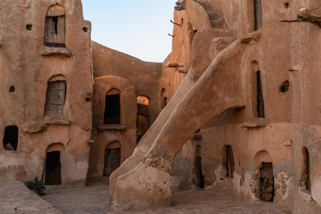 Escalier de pierre menant aux ghorfas du ksar Ouled Soltane en Tunisie
