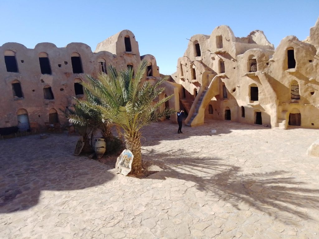 Cour intérieure du ksar Ouled Soltane avec palmier