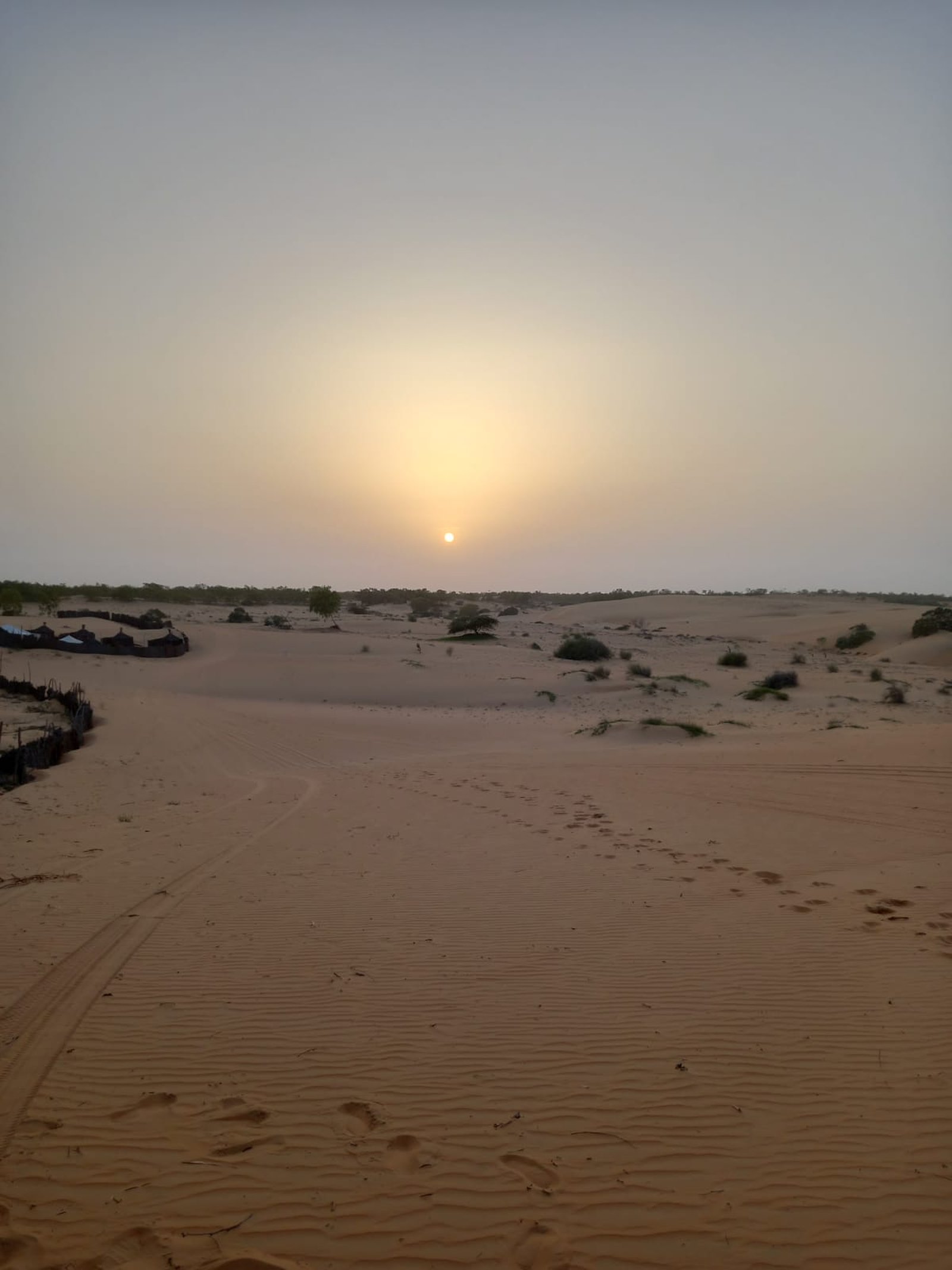 Campement de tentes au coucher du soleil dans les dunes du désert de Lompoul, au Sénégal