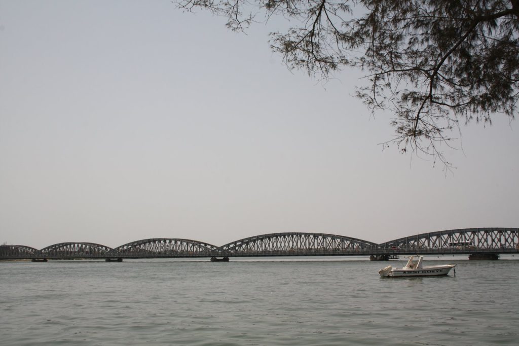 Pont Faidherbe à Saint-Louis avec une pirogue sur le fleuve