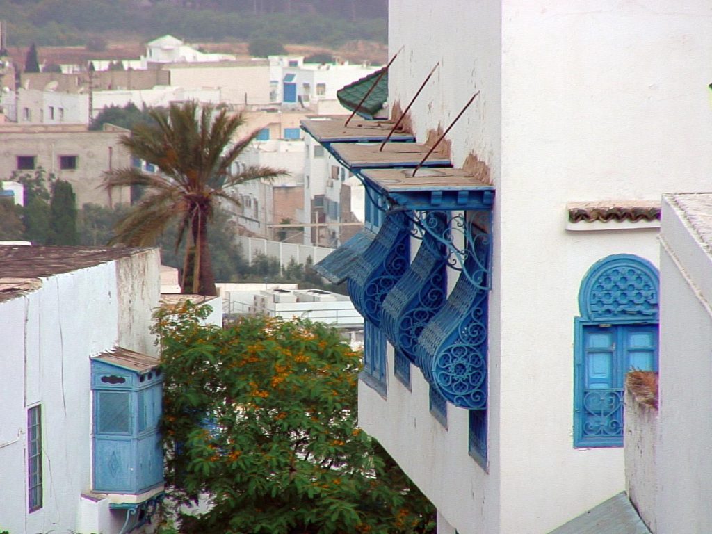 Moucharabieh bleu en fer forgé sur une façade blanche à Sidi Bou Saïd